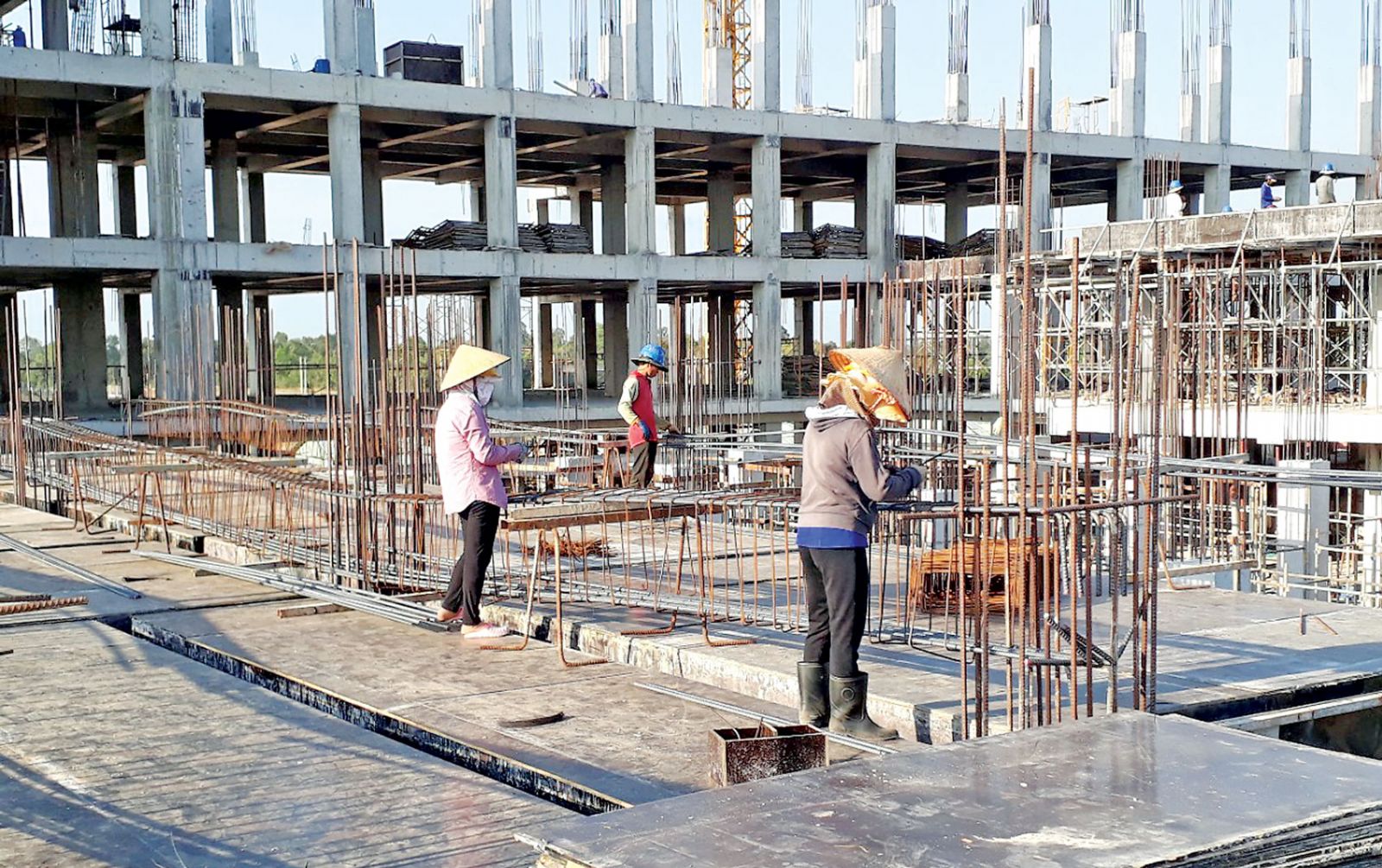Trên công trình xây dựng,  vẫn có nhiều lao động nữ làm việc