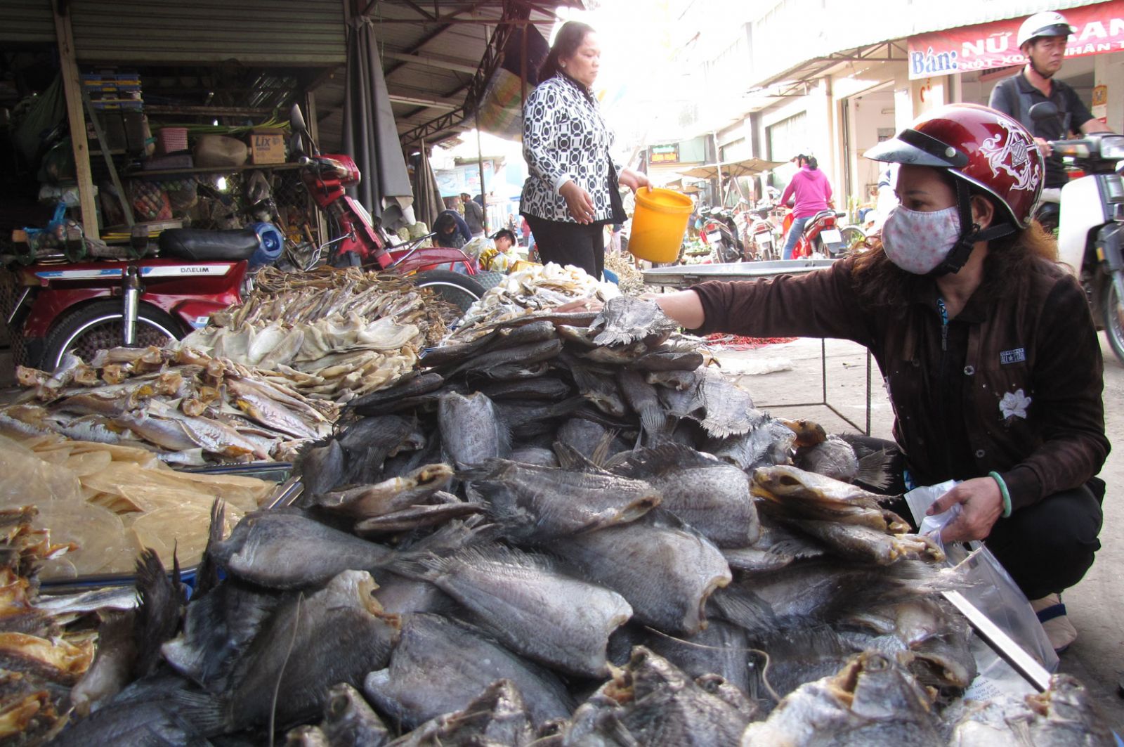 Cơ quan chức năng phát hiện cá khô bán tại chợ Bến Lức nhiễm chất cấm Trichlorfon. (Ảnh minh họa)