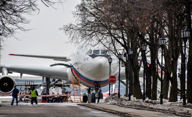 Chiếc máy bay Il-96 chở 46 nhà ngoại giao Nga và gia đình họ tại sân bay Vnukovo. (Nguồn: AFP)