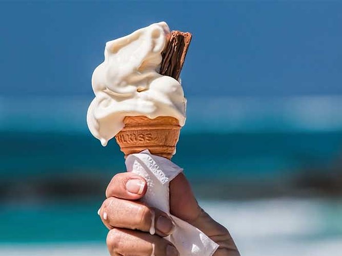 Kem: Đây là một trong những món ăn nhẹ phổ biến nhất Hương vị tuyệt vời và mát của kem làm cho nó trở thành một món ăn được ưa thích nhất vào mùa hè. Tuy nhiên, kem có hàm lượng chất béo và đường cao, làm tăng nguy cơ bị béo phì và tiểu đường.