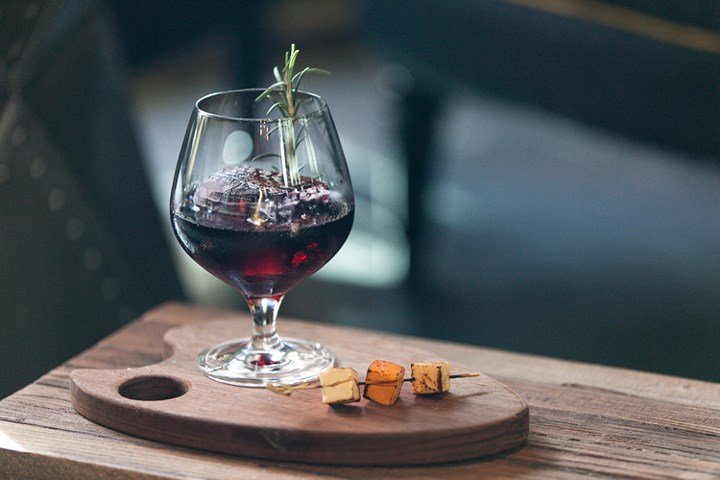 Rượu: Bạn có thể thư giãn với một ly rượu ướp lạnh hoặc cocktail lạnh vào mùa hè. Tuy nhiên, rượu có khả năng làm tăng nhiệt độ cơ thể ngay lập tức, chỉ với một hoặc hai ly! Ngoài ra, cồn cũng có thể gây ra tình trạng mất nước trong mùa hè và làm giảm hệ thống miễn dịch của bạn, khiến bạn dễ mắc phải một số bệnh.