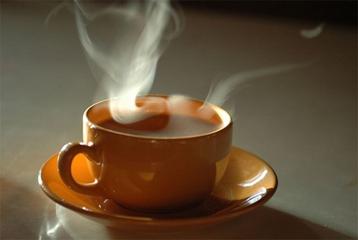 Đồ uống nóng: Nhiều người có thói quen uống một tách cà phê nóng hoặc trà vào buổi sáng. Mặc dù thói quen này có thể làm cho bạn cảm thấy tràn đầy năng lượng hơn, nhưng uống cà phê và trà thường xuyên trong mùa hè cũng có thể làm tăng nhiệt cơ thể và mất nước. Vì vậy, thay thế chúng bằng trà xanh hoặc cà phê đá có thể giúp bạn khỏe mạnh hơn.