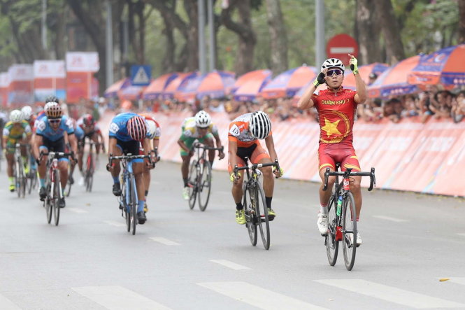 Huỳnh Thanh Tùng (phải) mừng chiến thắng vòng đua hồ Hoàn Kiếm. Ảnh: M.Q