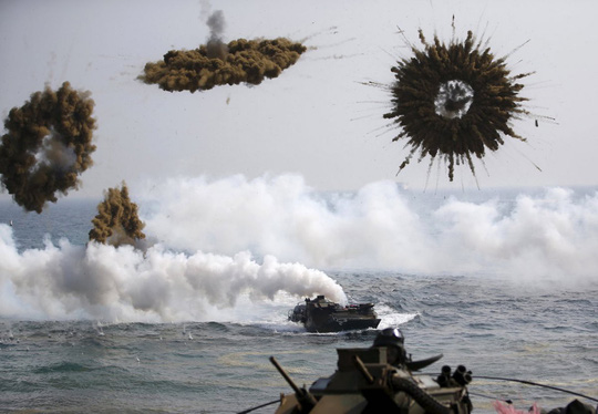 Xe lội nước của Hàn Quốc ném bom khói trong cuộc tập trận Foal Eagle vào năm 2015. Ảnh: Reuters