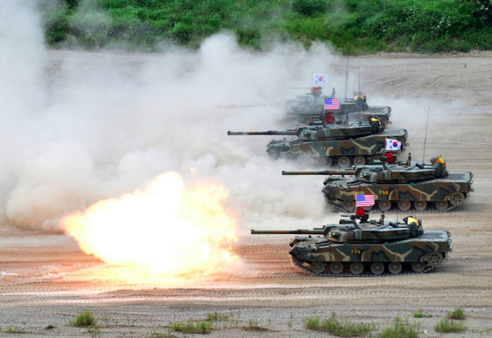 Xe tăng K1 của Hàn Quốc phô diễn sức mạnh tại trường bắn. Ảnh: AP