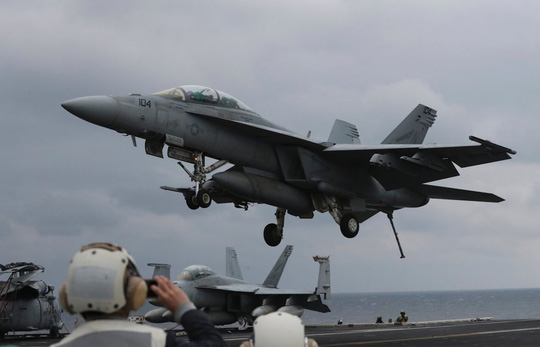 Chiến đấu cơ F/A-18 Super Hornet hạ cánh xuống tàu sân bay USS Carl Vinson trong cuộc tập trận Foal Eagle vào năm 2017. Ảnh: AP