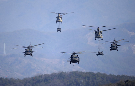 Trực thăng quân đội Mỹ CH-47 Chinook và Black Hawk tham gia tập trận Foal Eagle vào năm 2015. Ảnh: AP