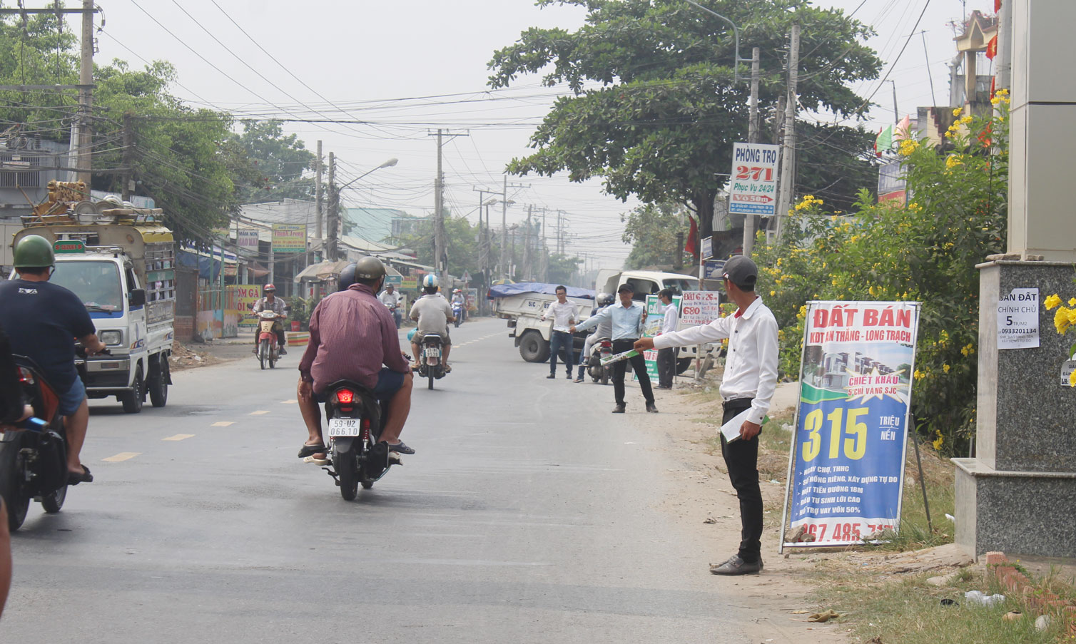 Đội ngũ quảng cáo, phát tờ rơi tràn ra giữa đường gây mất an ninh, trật tự, an toàn giao thông tại xã Long Trạch, huyện Cần Đước