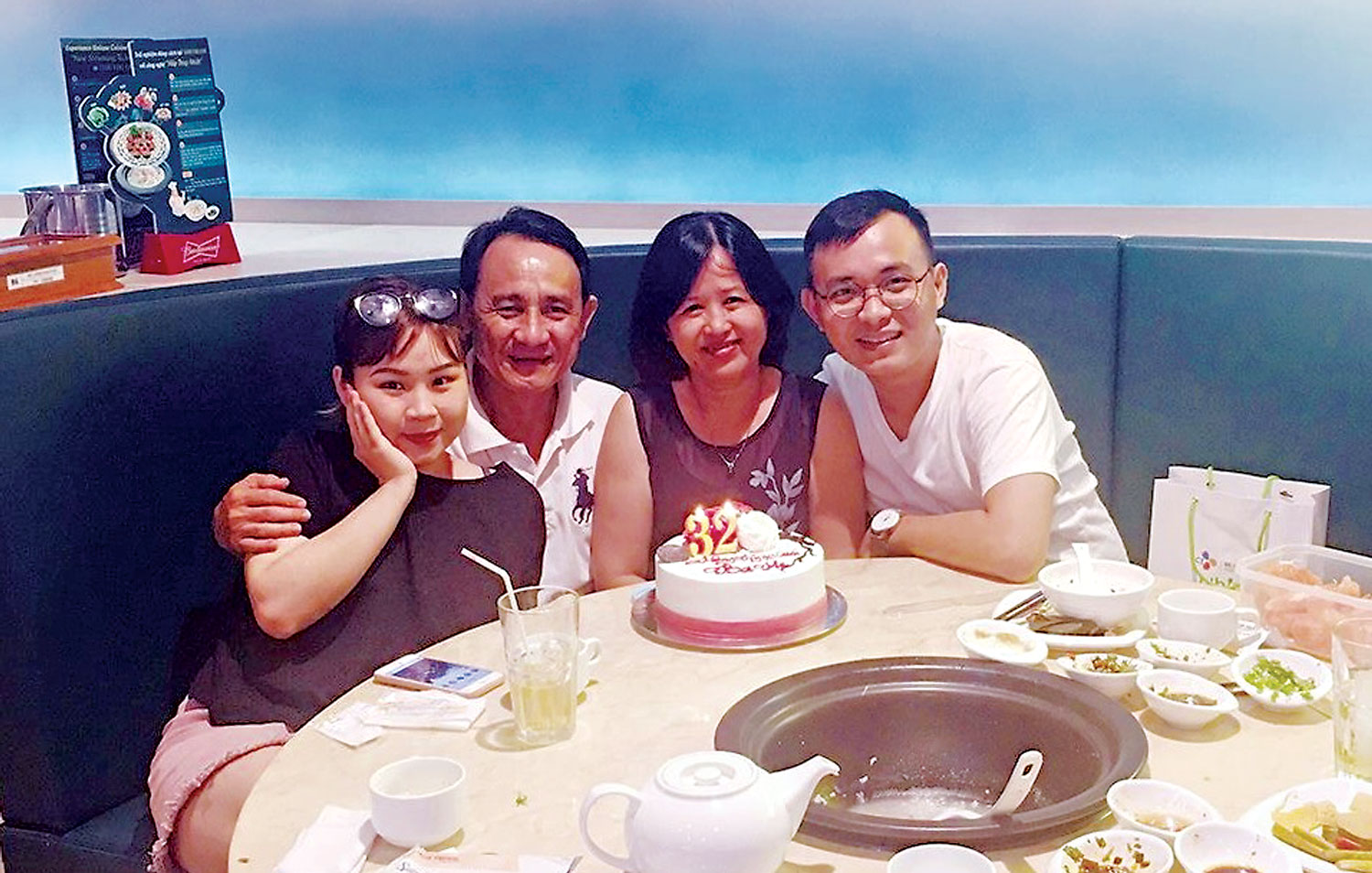 Bữa cơm của gia đình chị Nguyễn Ngọc Hạnh và anh Phùng Hữu Thinh  nhân kỷ niệm 32 năm ngày cưới