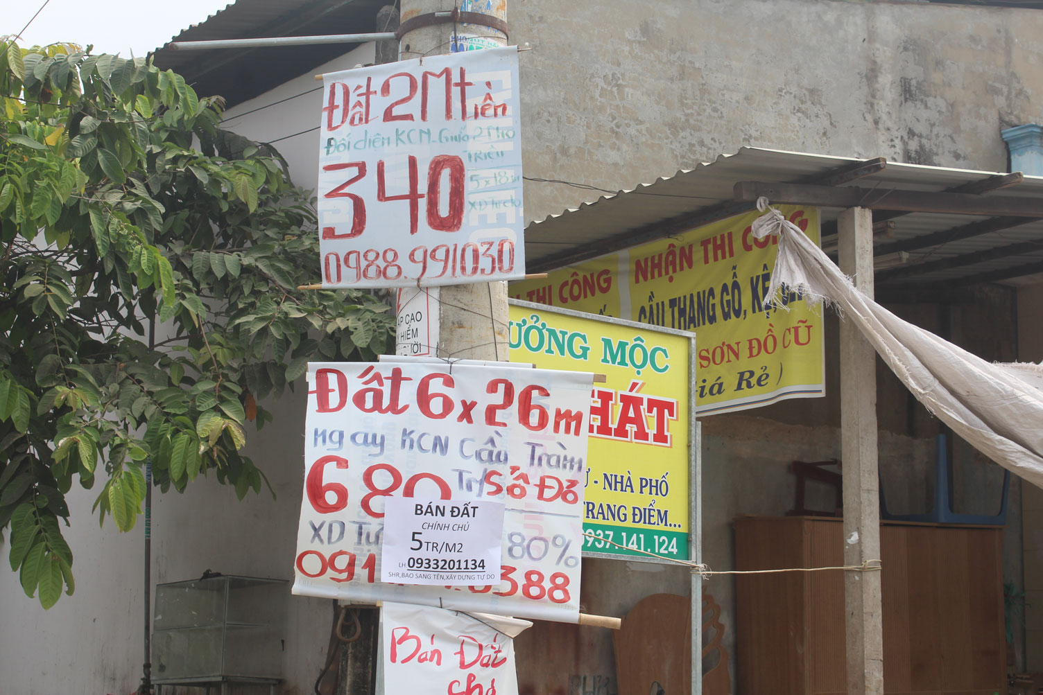 Mạnh tay với quảng cáo, rao vặt sai quy định Các biển quảng cáo, rao vặt được treo khắp nơi
