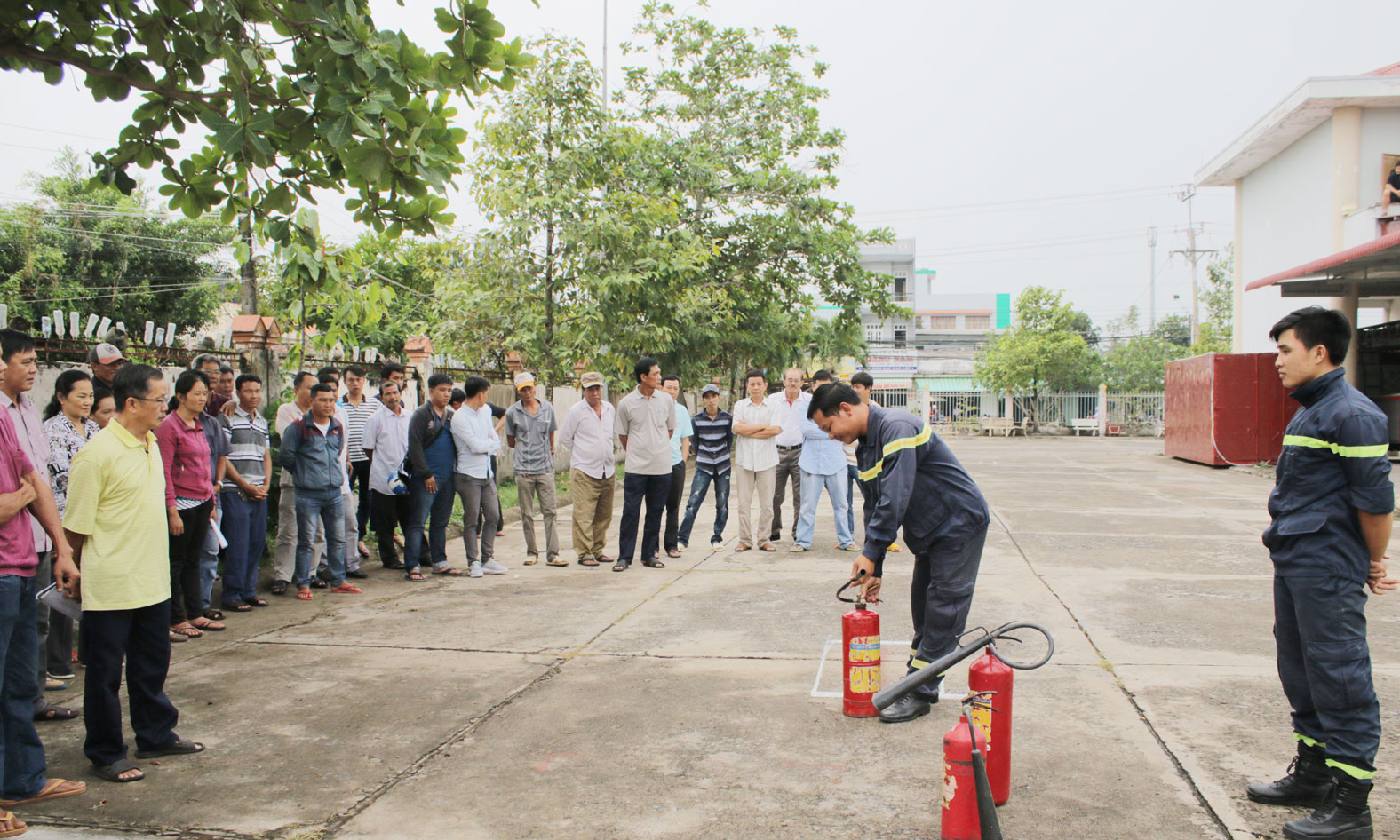 Diễn tập phòng cháy, chữa cháy. Ảnh: Thanh Nga