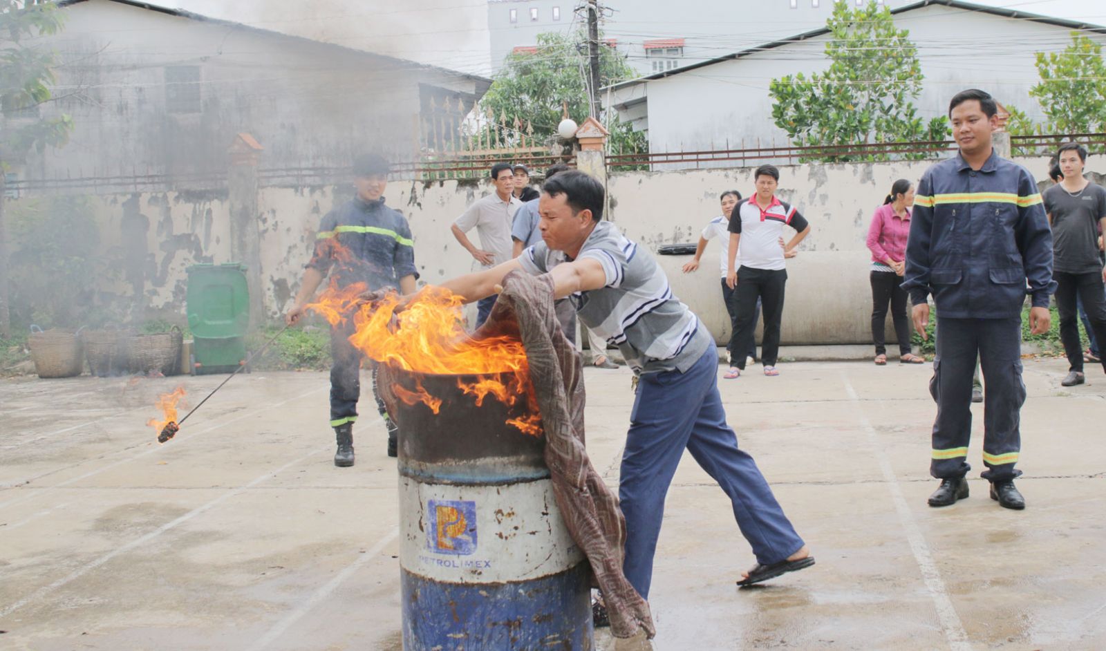 Lực lượng phòng cháy, chữa cháy hướng dẫn các cơ sở kinh doanh một số kỹ năng phòng cháy, chữa cháy