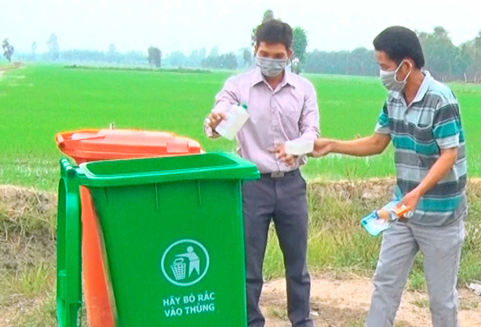 Thu gom vỏ chai thuốc bảo vệ thực vật cùng nông dân bảo vệ môi trường