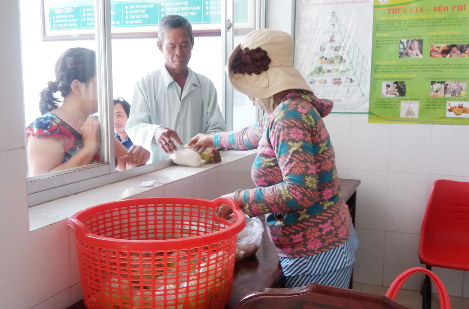 Thành viên tổ đến Bệnh viện Châu Thành phát những suất cơm chay miễn phí cho bệnh nhân