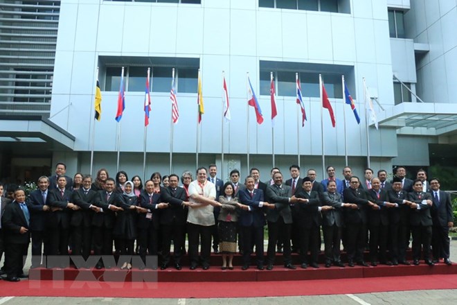 Các đại biểu chụp ảnh lưu niệm tại khuôn viên Văn phòng Ban Thư ký ASEANSAI. (Ảnh: Đỗ Quyên/TTXVN)