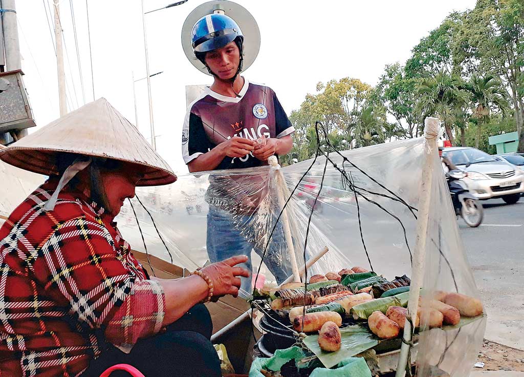 Bà Nguyễn Thị Thu bán chuối nếp nướng vì muốn giữ nghề truyền thống và có thêm thu nhập