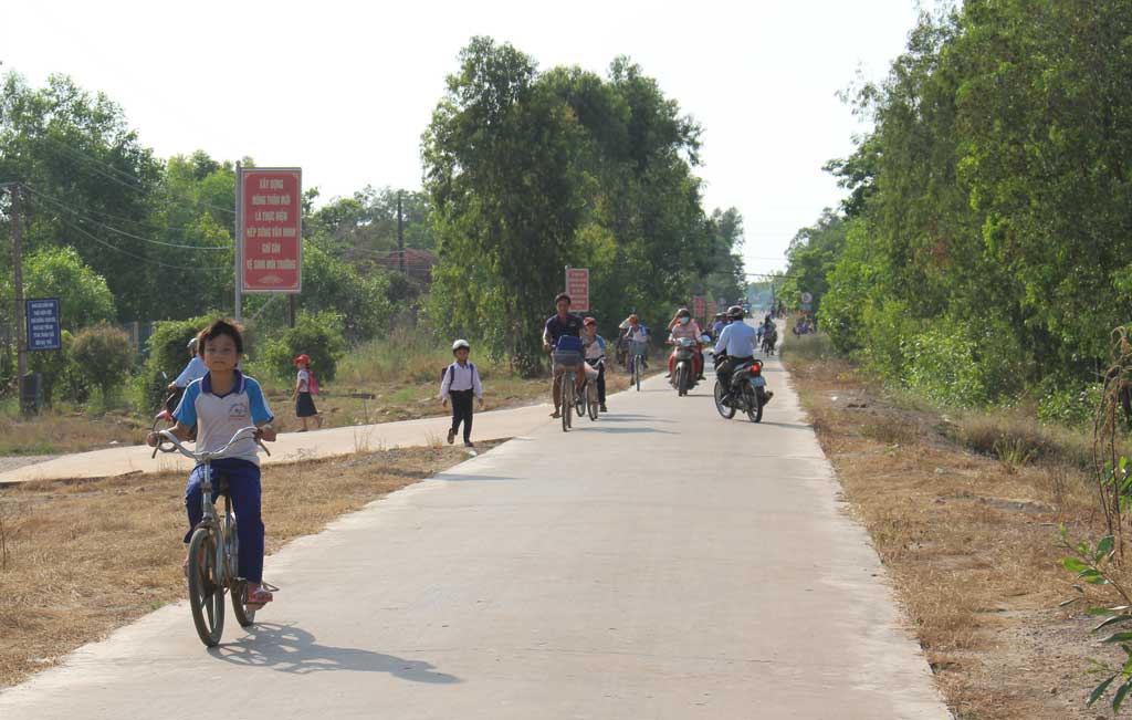 Bêtông hóa đường giao thông nông thôn giúp người dân đi lại, học sinh đi học thuận lợi hơn