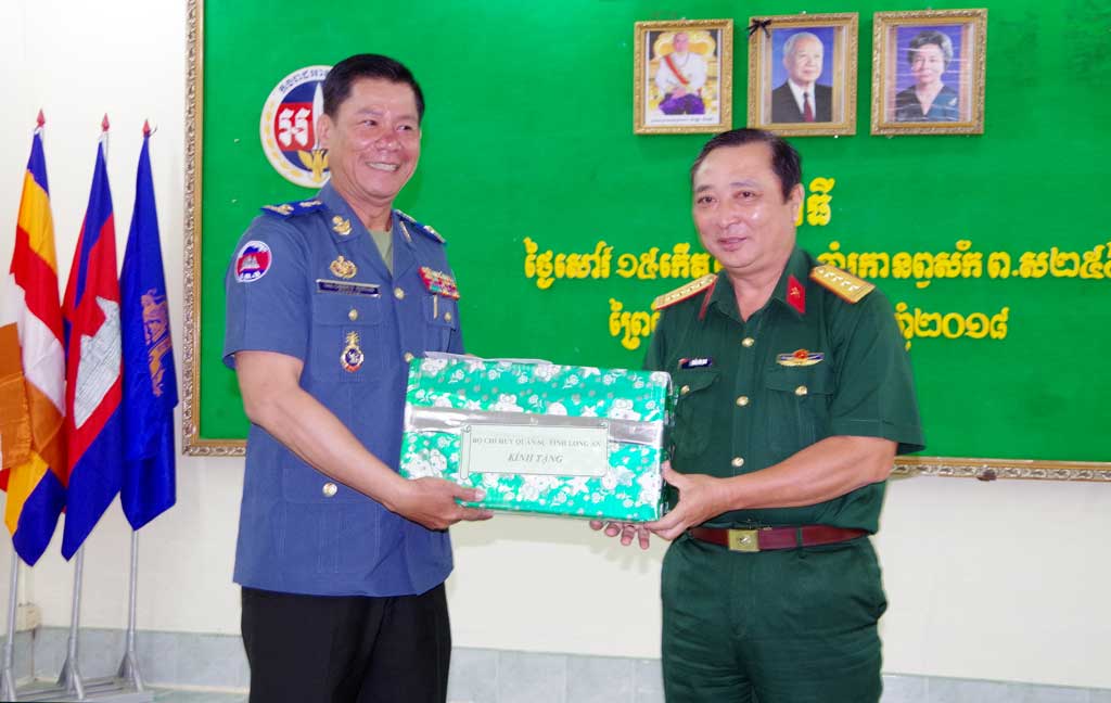 Bộ Chỉ huy Quân sự tỉnh tặng quà Tiểu khu Quân sự Prey Veng