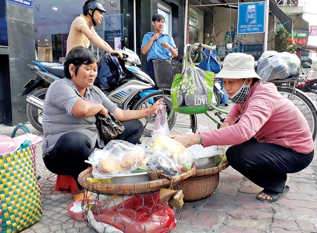 Chị Nguyễn Thị Triều bán bắp, xôi ở đường Trương Định