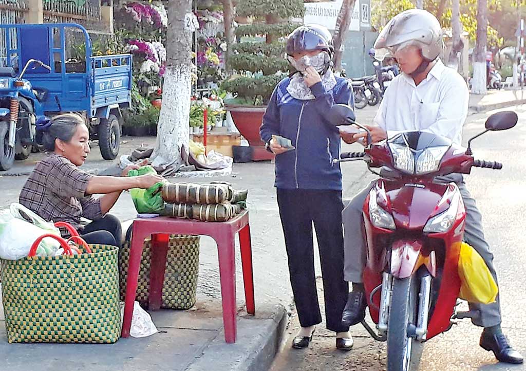 Mâm bánh chưng của bà Nguyễn Thị Vẻ giúp các con được học tập  đến nơi, đến chốn