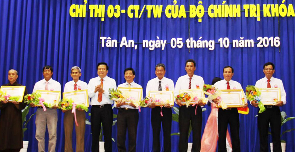 Thừa ủy nhiệm của Thủ tướng Chính phủ, Bí thư Tỉnh ủy - Phạm Văn Rạnh tặng bằng khen Thủ tướng Chính phủ cho đại diện tập thể, cá nhân điển hình học tập và làm theo gương Bác giai đoạn 2011-2016