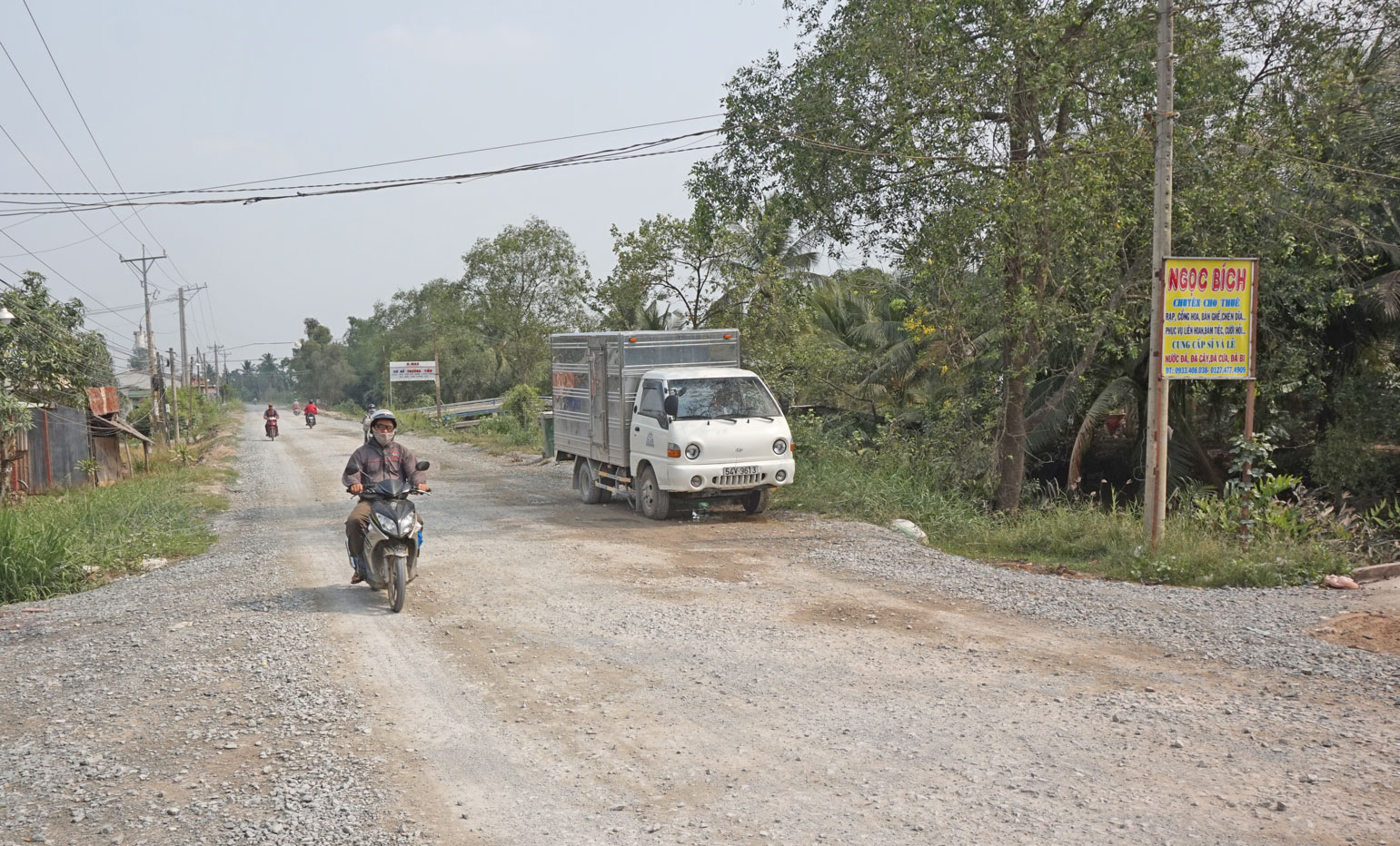 Đoạn đường gần cầu Biện Cung, ấp 1, xã Bình Đức thường xuyên được tưới nước