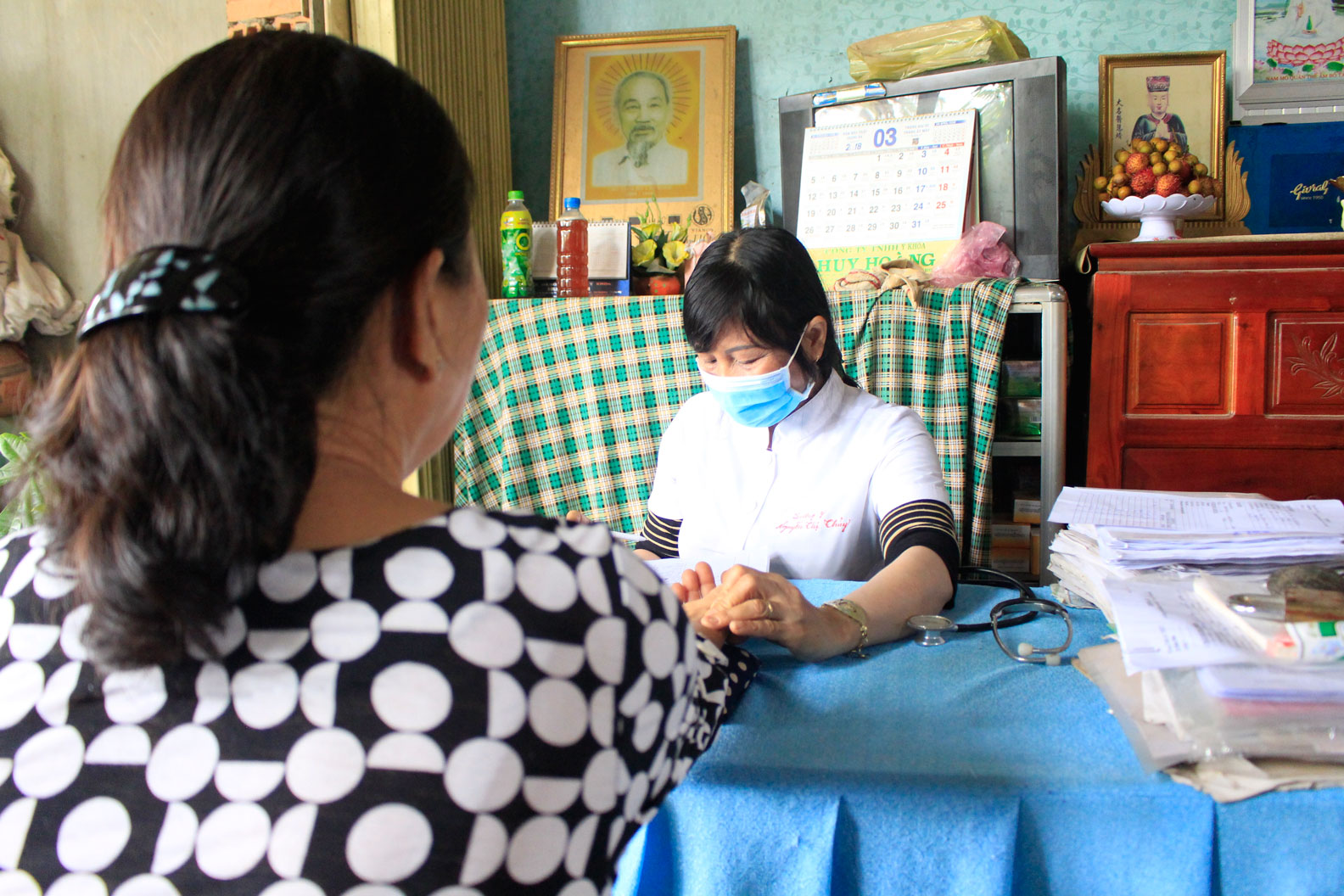 Lương y Nguyễn Thị Thủy đang bắt mạch để chẩn đoán bệnh