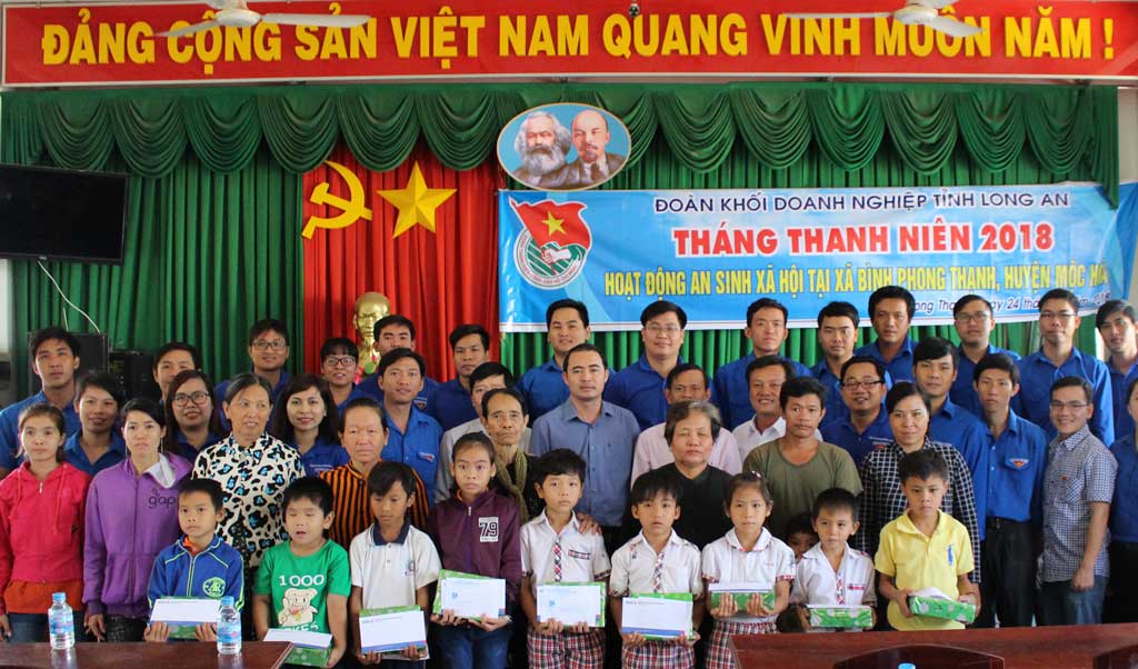 Đoàn viên, thanh niên khối Doanh nghiệp tỉnh tặng quà, học bổng cho học sinh, gia đình chính sách trên địa bàn xã Bình Phong Thạnh, huyện Mộc Hóa