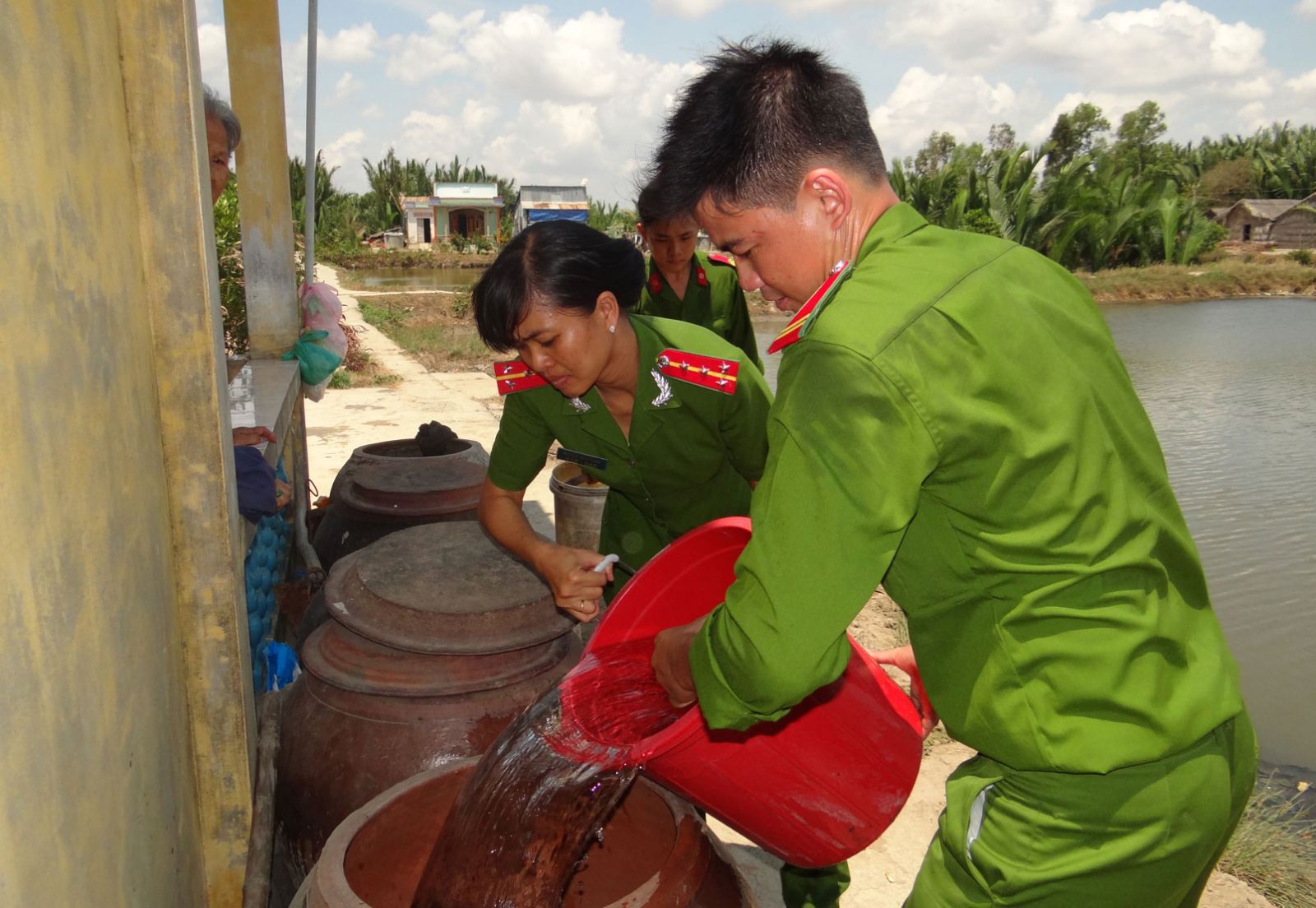 Công an huyện Cần Giuộc cung cấp nước ngọt cho người dân vùng bị ngập mặn