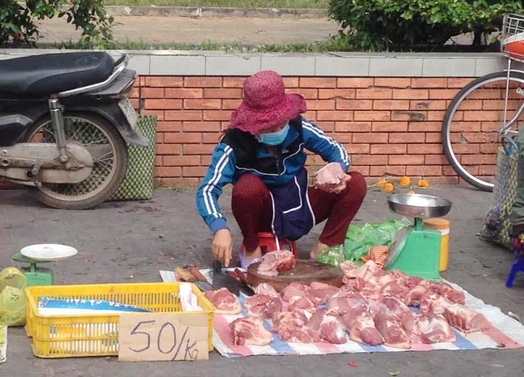 Một điểm bán thịt heo dưới vỉa hè tại chợ phường 1, TP.Tân An
