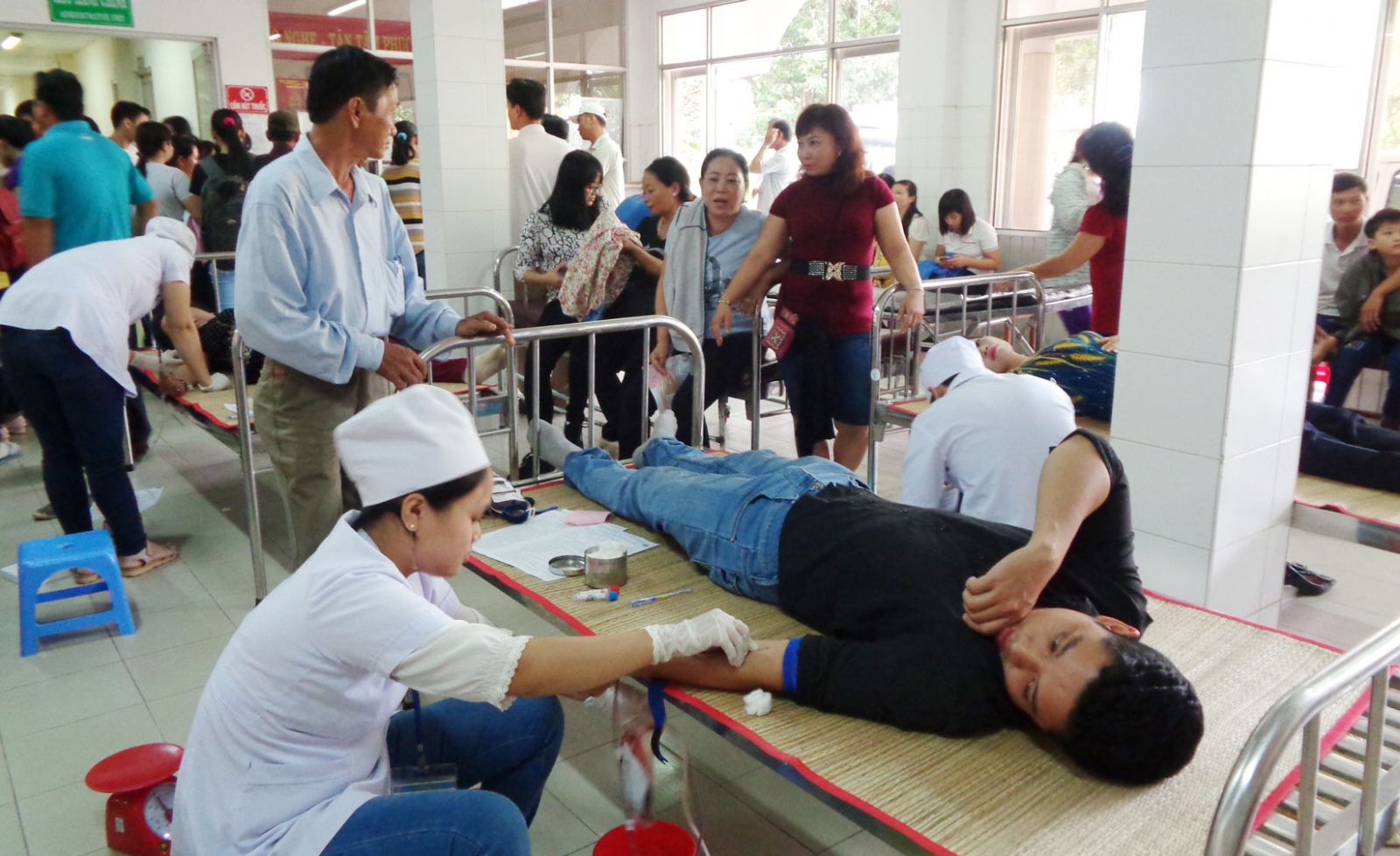 Qua tuyên truyền, nhiều người tham gia hiến máu tình nguyện