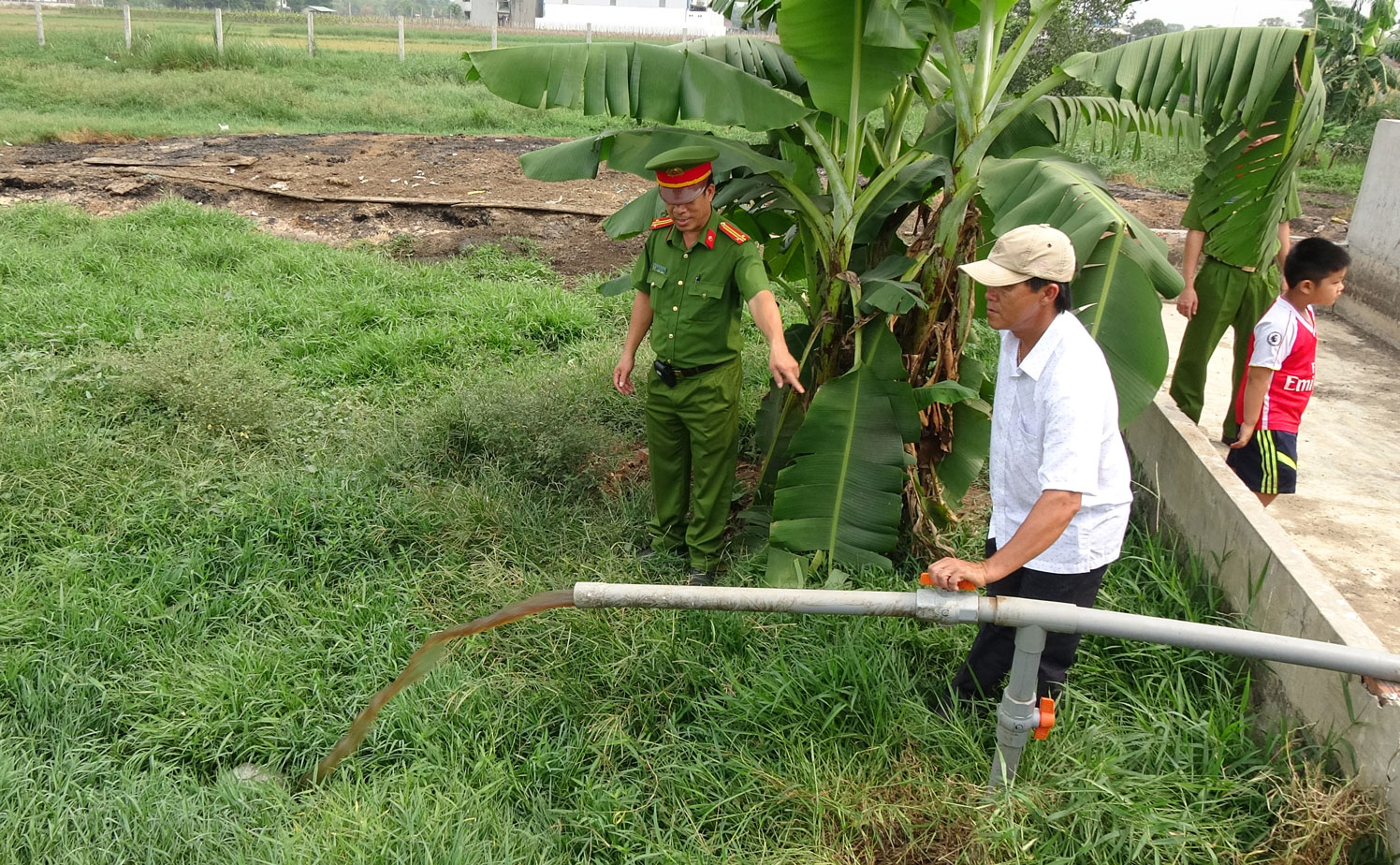 Cơ quan chăn nuôi kiểm tra đường ống xả thải cơ sở giết mổ