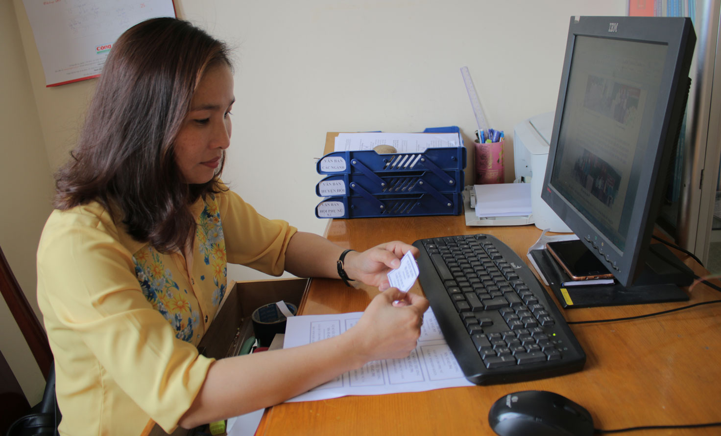 Vé số yêu thương Chị Kim Cương bên những tấm vé số yêu thương