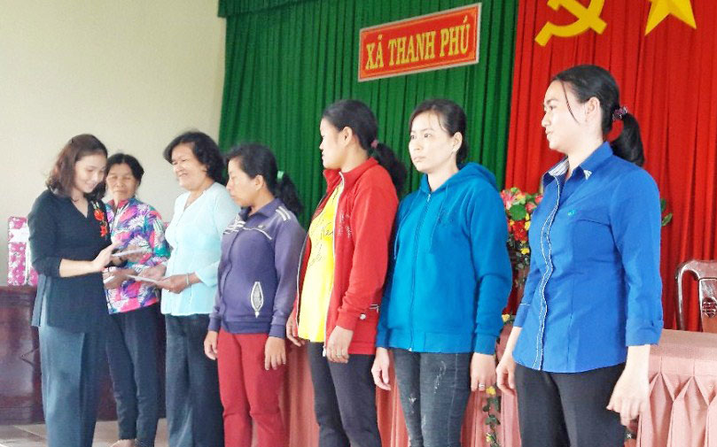 Chủ tịch Hội Liên hiệp Phụ nữ Việt Nam xã Thanh Phú - Lê Kim Cương trao tiền từ chương trình vé số yêu thương cho hội viên, phụ nữ