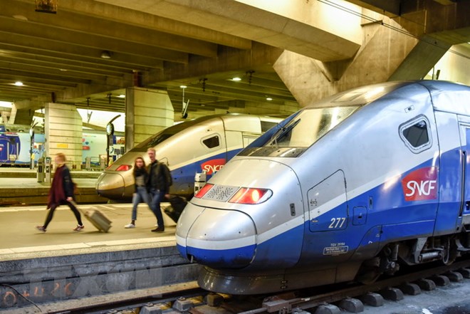 Hành khách tại nhà ga Montparnasse ở Paris ngày 2/4 vừa qua trong thời gian diễn ra đình công của nhân viên đường sắt. (Ảnh: THX/TTXVN)