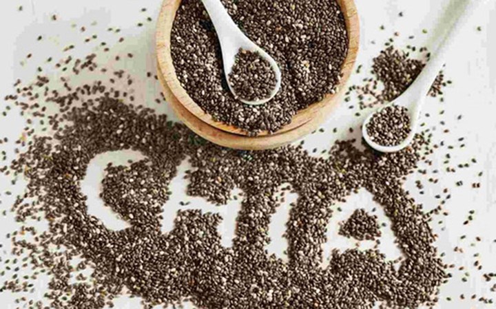 Hạt chia có nguồn gốc ở Nam Mỹ và là một nguồn protein tốt cho người ăn chay vì chúng chứa tất cả 9 axit amin thiết yếu! Thêm vào đó, chất xơ và hàm lượng chất béo của những hạt này khiến người ăn có cảm giác no trong một khoảng thời gian dài.