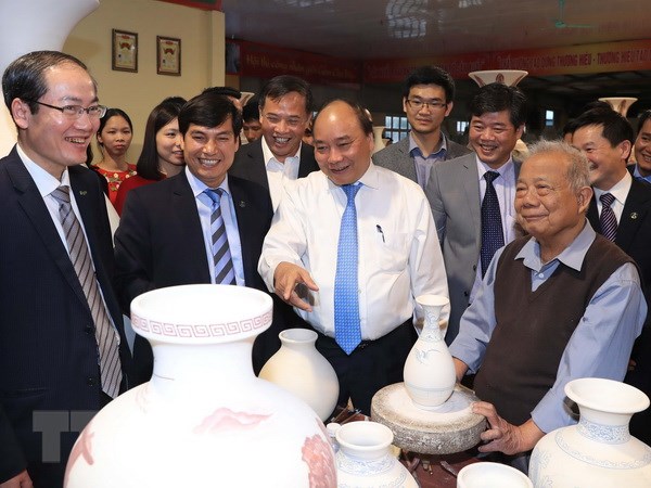 Thủ tướng Nguyễn Xuân Phúc đến thăm Công ty cổ phần gốm Chu Đậu. (Ảnh: Thống Nhất/TTXVN)