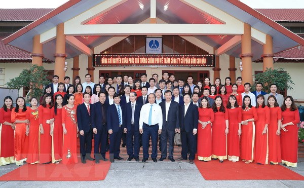 Thủ tướng Nguyễn Xuân Phúc với cán bộ Công ty cổ phần gốm Chu Đậu. (Ảnh: Thống Nhất/TTXVN)