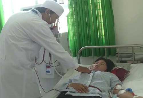 Bác sĩ Nguyễn Khắc Phúc khám cho bệnh nhân chạy thận