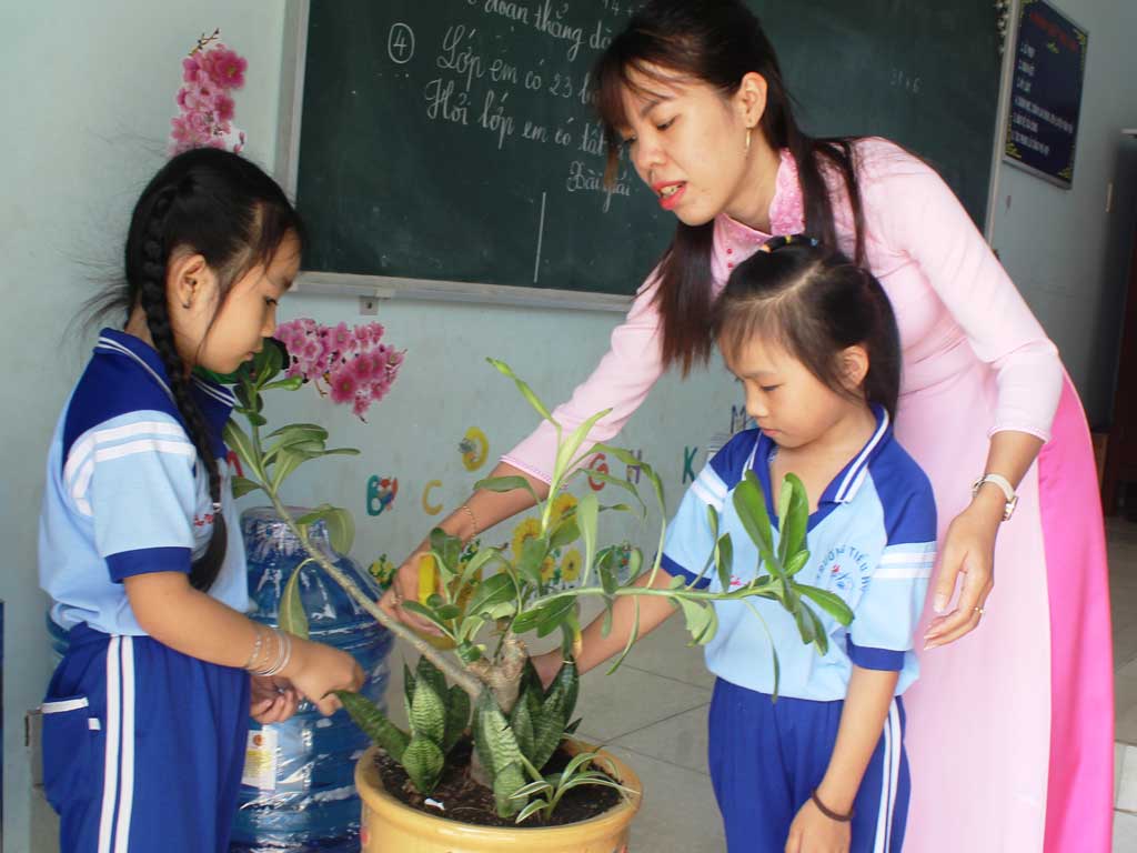 Cô Huỳnh Thị Thanh Thảo hướng dẫn học sinh chăm sóc cây kiểng