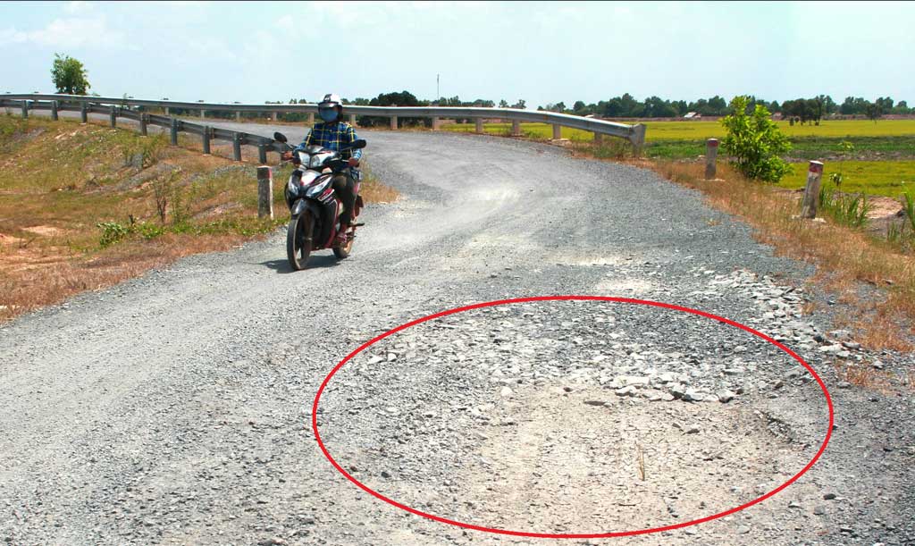 Nhiều đoạn trên tuyến đường tuần tra biên giới đoạn qua huyện Vĩnh Hưng xuống cấp, hư hỏng cần được sửa chữa