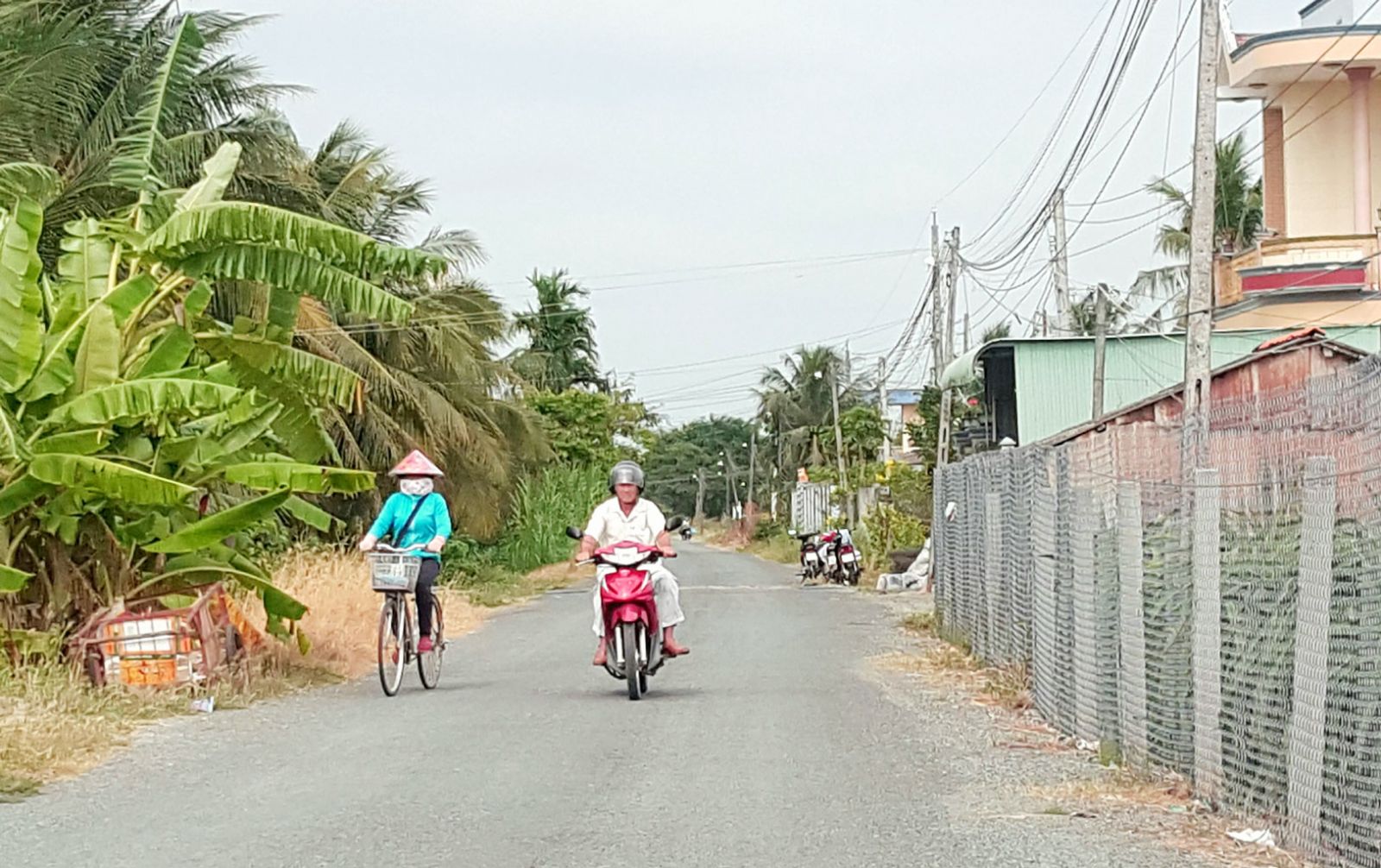 Tuyến đường ấp 1 được gắn đèn chiếu sáng từ nguồn vốn đóng góp của nhân dân