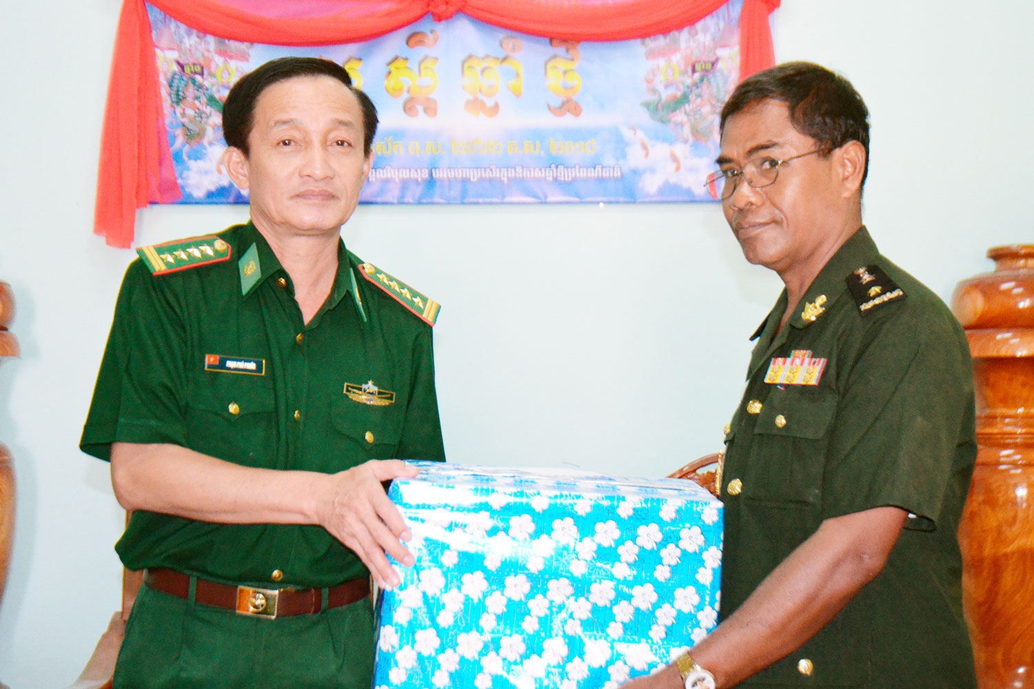 Đại tá Phạm Phú Phước - Chỉ huy trưởng Bộ đội Biên phòng Long An, tặng quà lãnh đạo Tiểu khu Quân sự Prey Veng