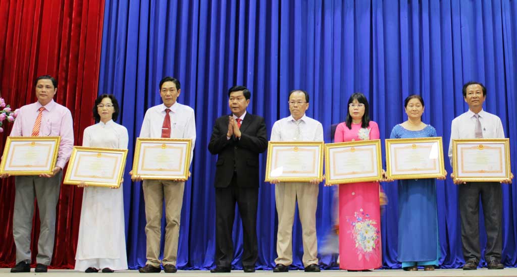 Thừa ủy nhiệm của Thủ tướng Chính phủ, Chủ tịch UBND tỉnh - Trần Văn Cần trao bằng khen của Thủ tướng cho đại diện 7 tập thể