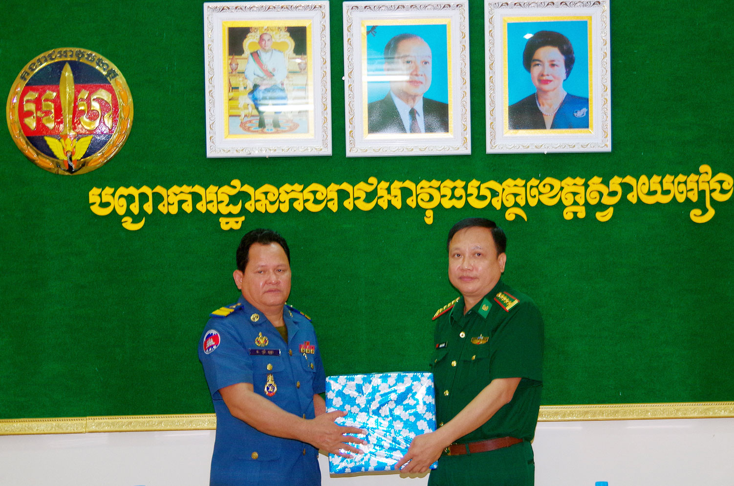 Đại tá Phạm Văn Phúc - Phó Chỉ huy trưởng BĐBP tặng quà lãnh đạo lực lượng Công an, Quân sự và Hiến binh tỉnh Svay Rieng