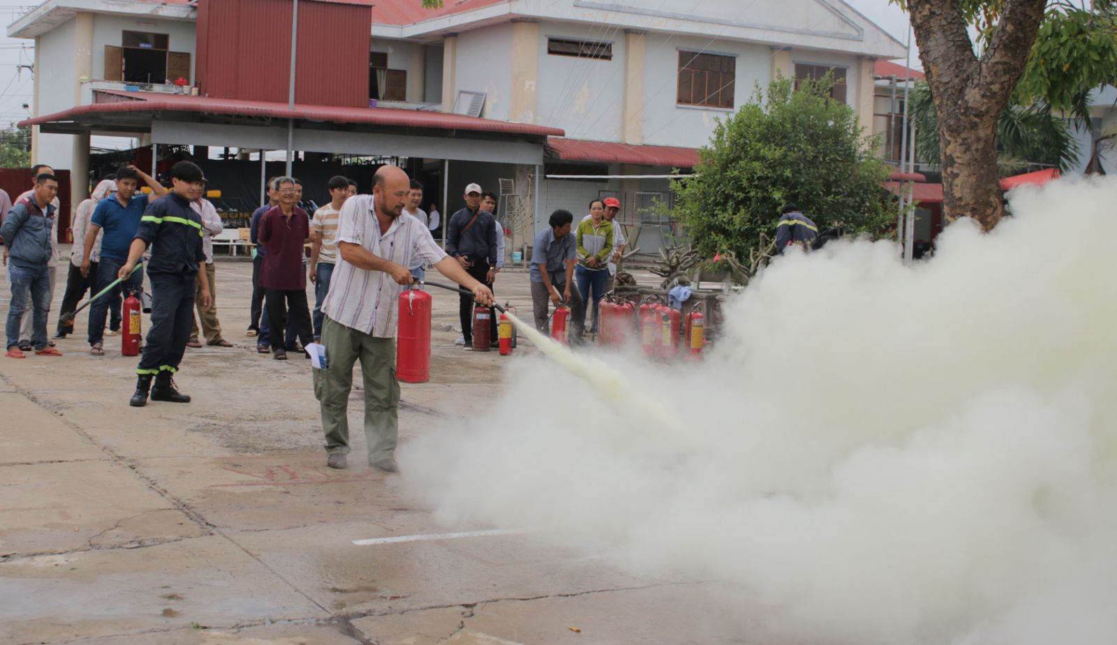 Người dân cần nâng cao ý thức phòng cháy, chữa cháy (Trong ảnh: Diễn tập chóng cháy, chữa cháy)