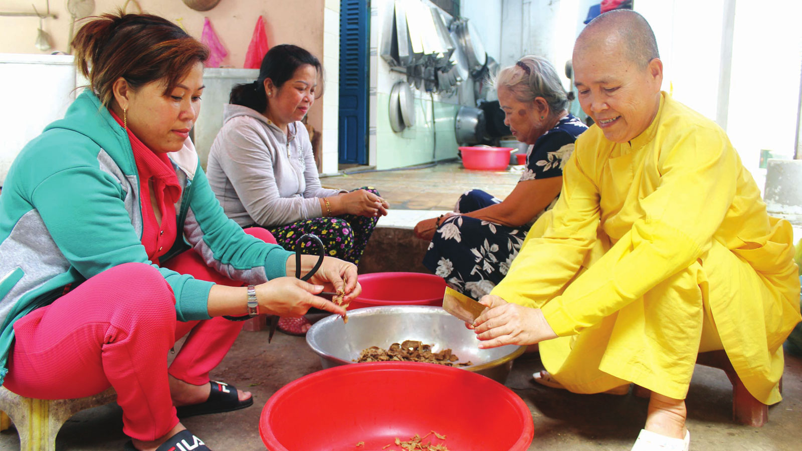 Ni sư Thích nữ Ánh Liên cùng phật tử nấu cơm chay miễn phí cho bệnh nhân nghèo