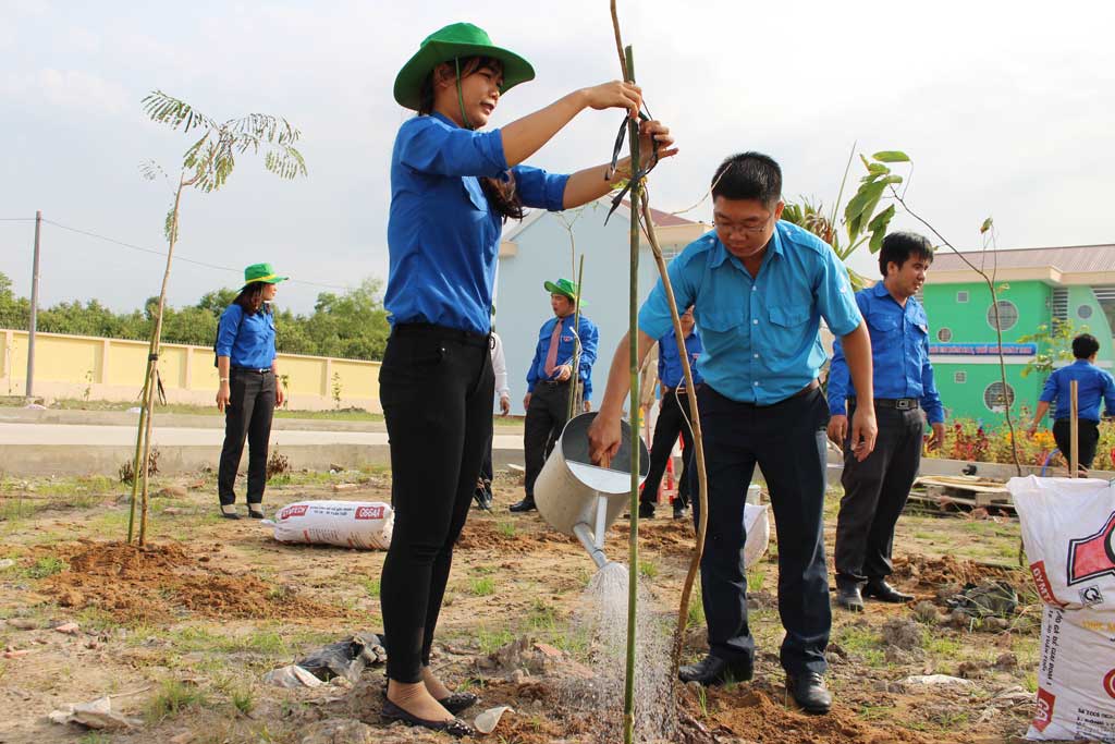 Đoàn viên, thanh niên tham gia trồng cây xanh, góp phần hoàn thành chỉ tiêu trồng 300.000 cây xanh nghị quyết Ðại hội đề ra