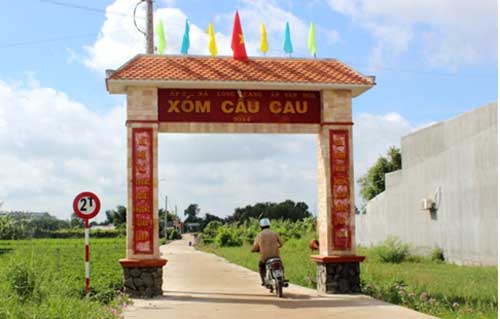 Người dân xã Long Cang góp kinh phí làm cổng ấp văn hóa