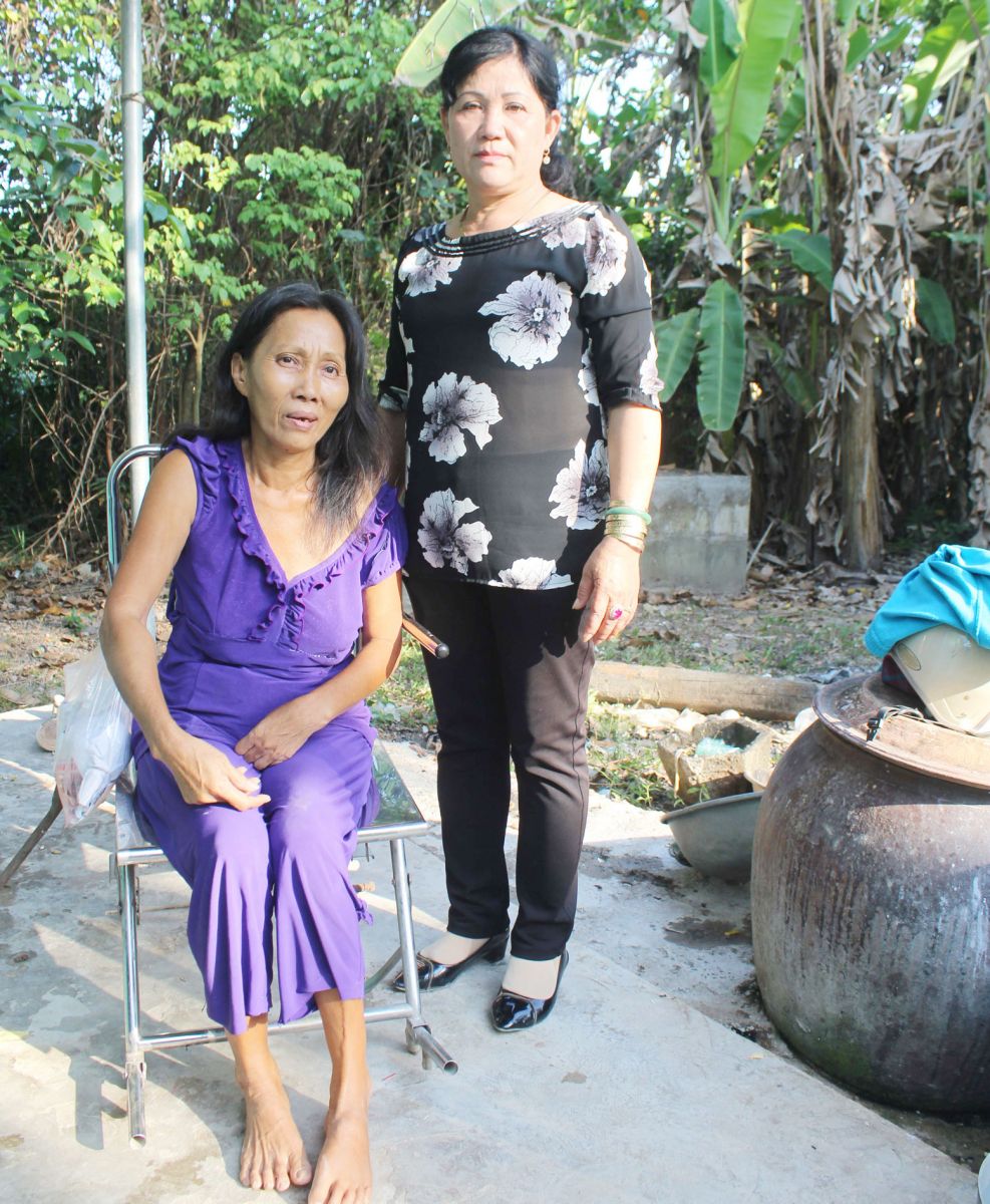 Bà Đặng Thị Ngọc (bìa phải) thường thăm hỏi, giúp đỡ những hoàn cảnh khó khăn